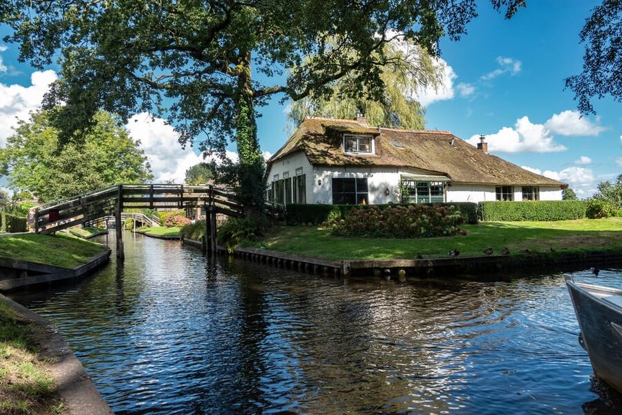 Amsterdam: Giethoorn Tour Scenic Cruise, Cheese & Free Time - The one-hour canal cruise