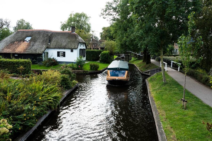 Amsterdam: Giethoorn Tour Scenic Cruise, Cheese & Free Time - Booking details worth knowing