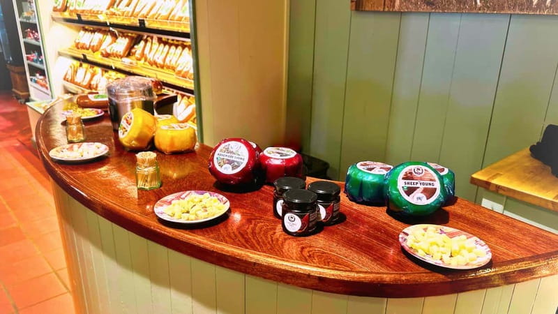 Amsterdam: Giethoorn & Zaanse Schans Small Group Day Trip - The cheese farm gives the day its tastiest stop
