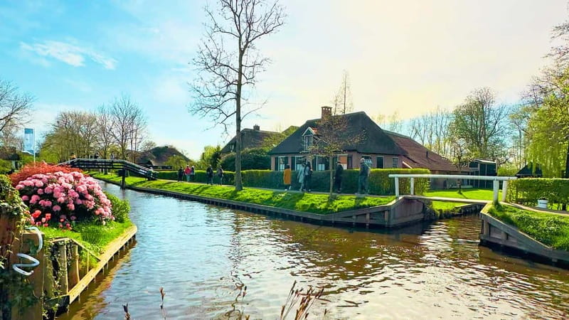 Amsterdam: Giethoorn & Zaanse Schans Small Group Day Trip - The guide makes the small group worthwhile