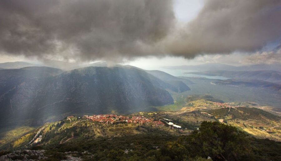 Athens: Delphi, Corycian Cave, and 300 Battlefield Day Trip - The Corycian Cave adds real adventure to the itinerary
