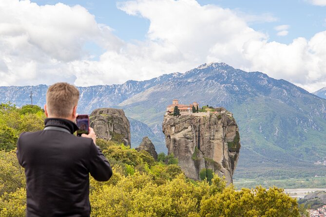 Athens: Meteora Monasteries, Caves & Coastal Stopovers with Lunch - Starting at Larissis Station