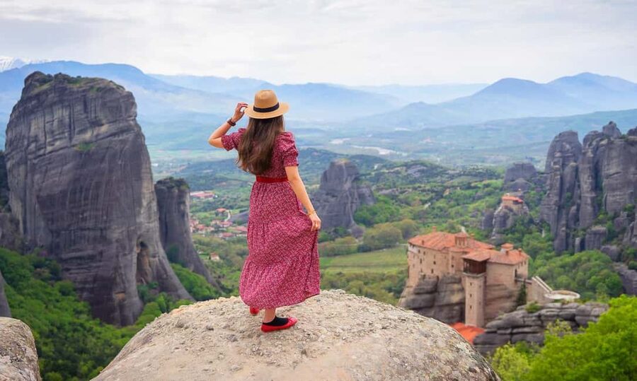 Athens: Meteora Monasteries Day Trip with Caves and Lunch - Lunch in Kalabaka and the first taste of Meteora