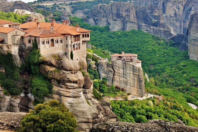 Athens to Meteora DayTrip by Train in Spanish language - Local Agency - The Athens departure and the current bus replacement