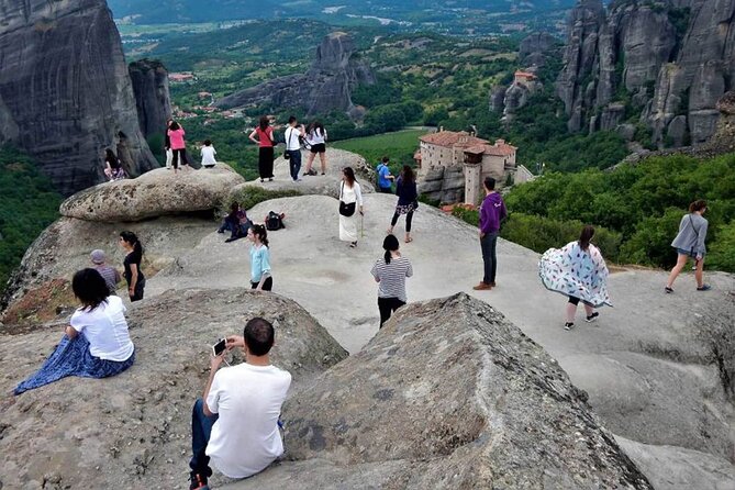Athens to Meteora DayTrip by Train in Spanish language - Local Agency - Varlaam and the working rhythm of the tour