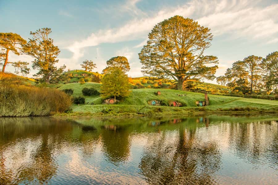 Auckland: Hobbiton Movie Set Day Trip with Festive Lunch - Inside a Hobbit hole on Bagshot Row