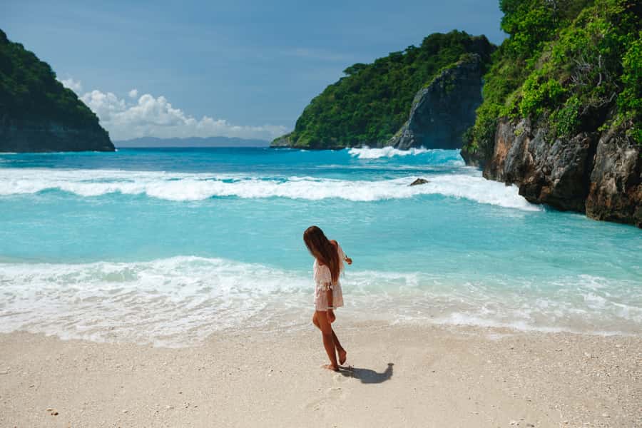 Bali: Day Trip to East Nusa Penida, Atuh & Diamond Beach - Teletubbies Hill and open green views