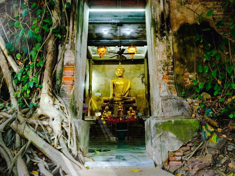 Bangkok: Maeklong Railway & Amphawa Floating Market Day Trip - Wat Bang Kung brings a quieter hour