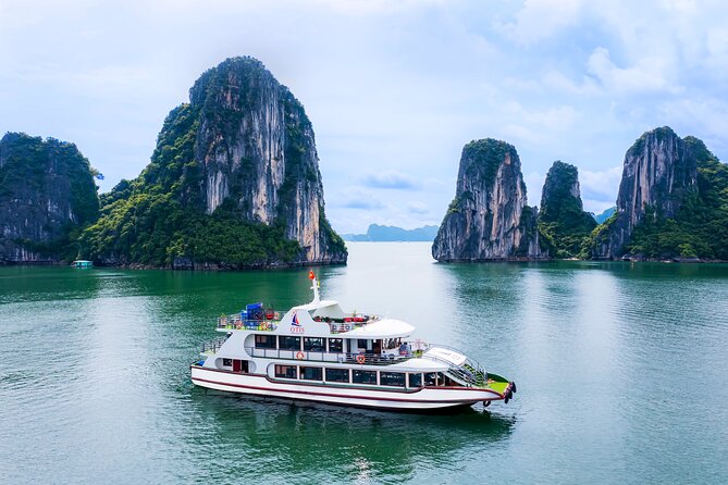 Best Halong 5 star Day Trip, inclusive,buffet,cave,kayak,transfer - Lunch onboard: generous, but not the main reason to book