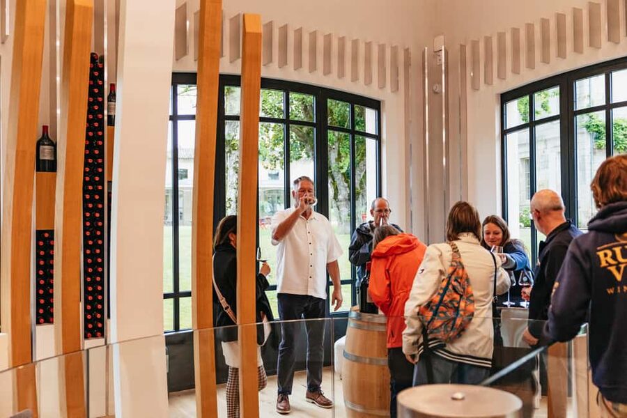 Bordeaux: St. Emilion Day Trip with Wine Tasting and Lunch - A château picnic with cheese, bread, and wine