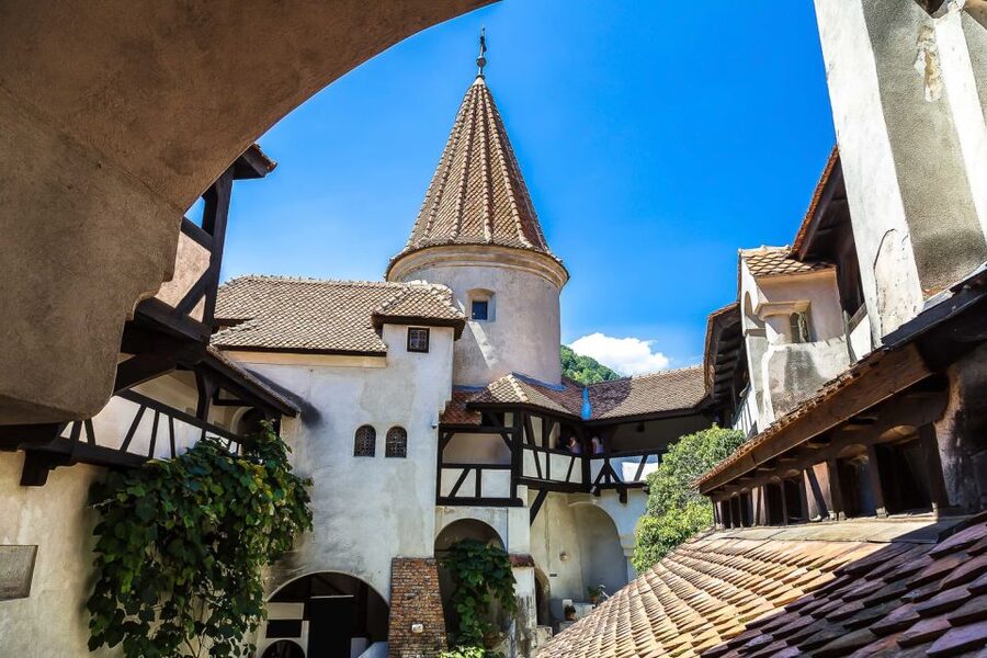Bucharest: Day Trip to Dracula Castle, Peles Castle & Brașov - Walking, weather, and what to pack