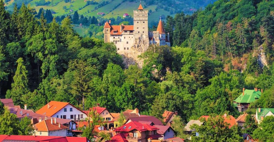 Bucharest: Dracula Castle, Peles Castle & Brasov Old Town - Brașov gives you room to breathe