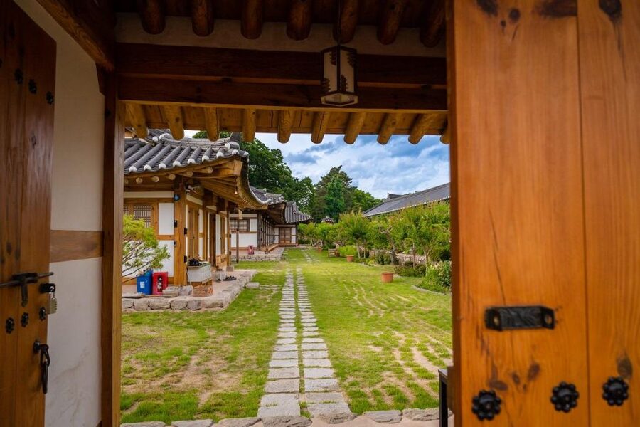 Busan: Gyeongju Guided Day Trip to Three Kingdoms Capital - Bulguksa Temple and the Buddhist heart of the day