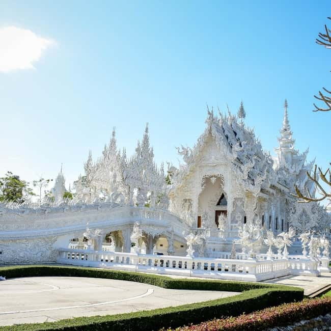 Chiang Mai: Chiang Rai Famous Temples & Hot Springs Day Trip - The Blue Temple and its intense color