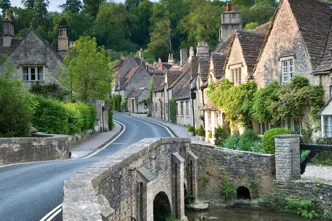 Cotswolds Day Trip from London with Optional Village Lunch - What the guide adds to a coach day