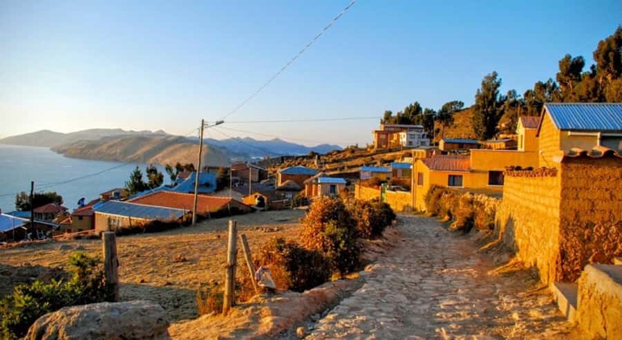 Day Trip from Puno: Explore Sun Island and Copacabana - Cassani border crossing and the move into Bolivia