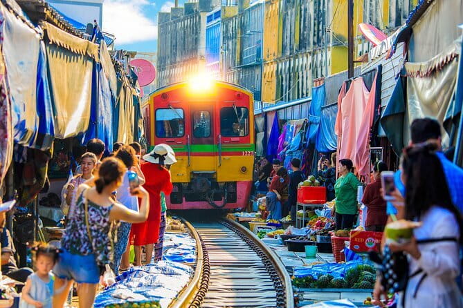 Day Trip to Bangkok Floating Market & Maeklong Railway - Guides can make a large group feel easier