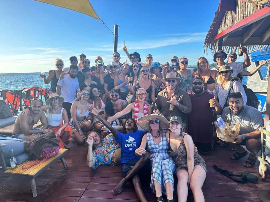 Denarau: Seventh Heaven Floating Bar Day Trip - Lunch, pizza, cocktails, and the real cost