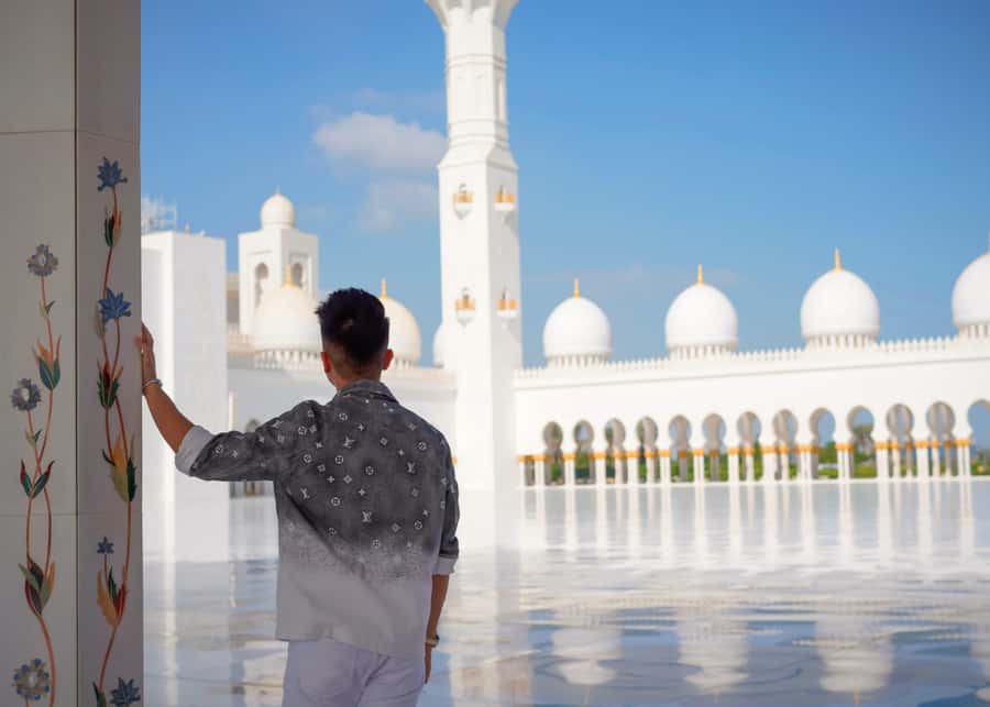Dubai: Abu Dhabi Day-Trip Grand Mosque, Royal Palace & Lunch - The guides make or break the day