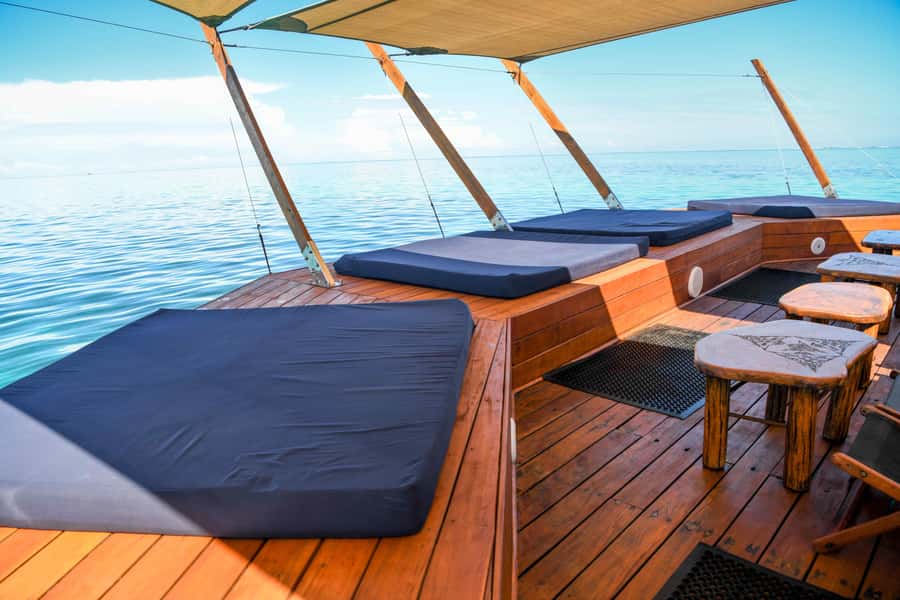 Fiji: Cloud 9 Floating Bar and Pizzeria Day Trip - DJs, dancing, and the changing mood onboard