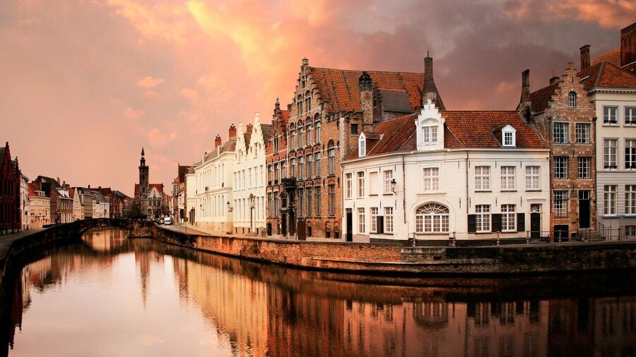 From Amsterdam: Bruges Day Trip in English with Boat Option - The English-speaking guide can shape the whole day
