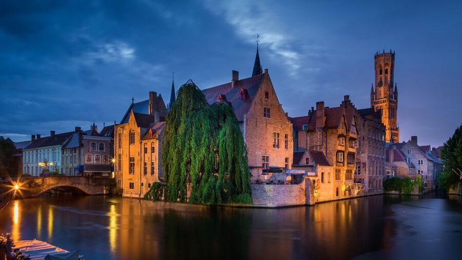 From Amsterdam: Bruges Day Trip in Spanish with Boat Option - The three-hour ride to Bruges