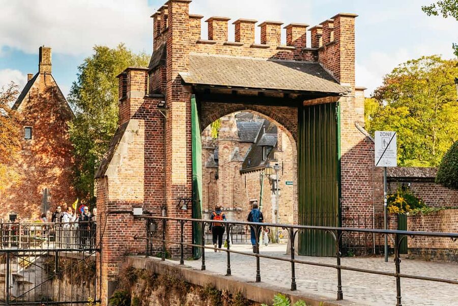 From Amsterdam: Day Trip to the Charming Brussels and Bruges - The transfer to Bruges changes the mood