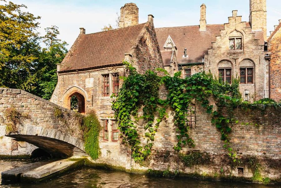 From Amsterdam: Day Trip to the Charming Brussels and Bruges - Bruges starts at the Lake of Love