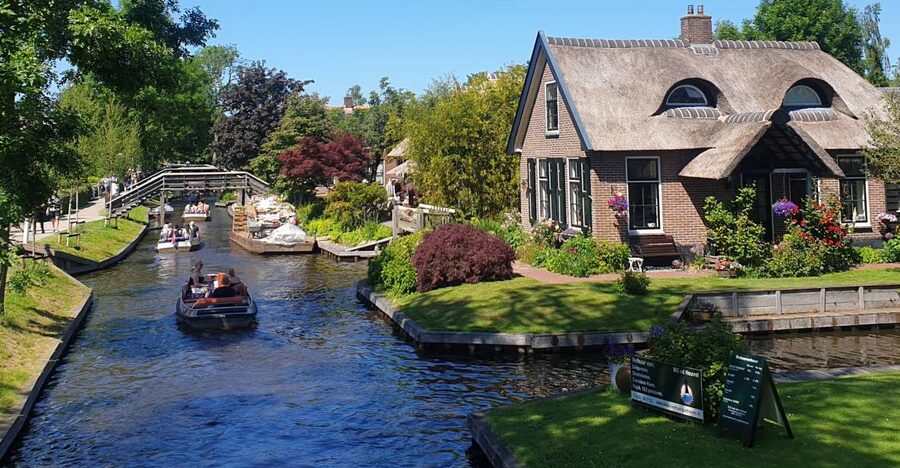 From Amsterdam: Giethoorn Day Trip with Small Electric Boat - Why Giethoorn Works Best From the Water