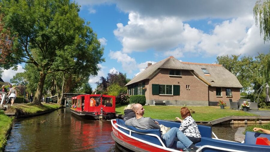 From Amsterdam: Giethoorn Day Trip with Small Electric Boat - Should You Book the Giethoorn Tour?