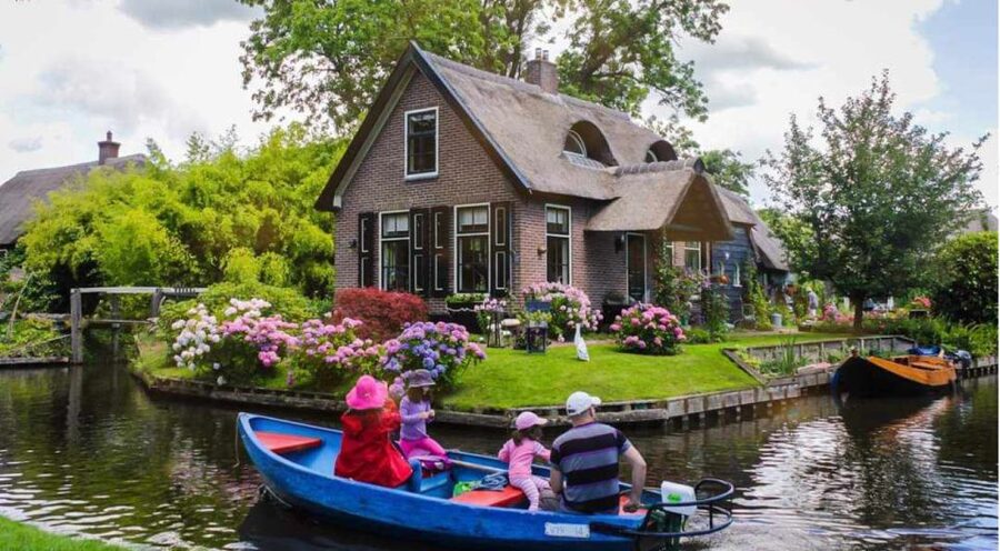 From Amsterdam: Giethoorn Guided Day Trip with Canal Cruise - Why Giethoorn makes a good escape from Amsterdam