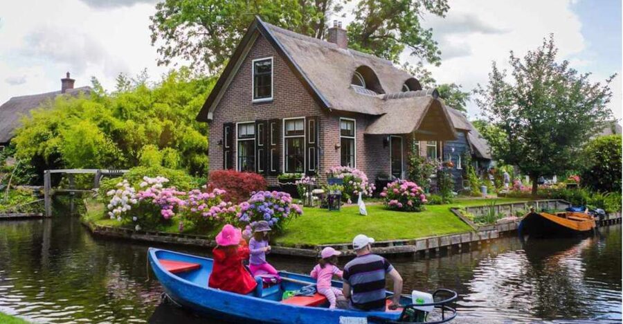 From Amsterdam: Giethoorn Guided Day Trip with Canal Cruise - The coach ride through Dutch countryside
