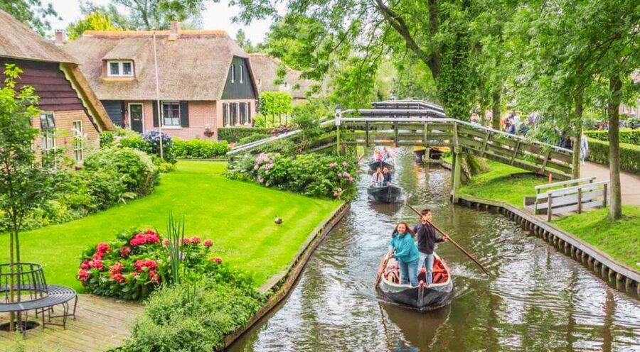 From Amsterdam: Giethoorn Guided Day Trip with Canal Cruise - Meeting in central Amsterdam at 11:00