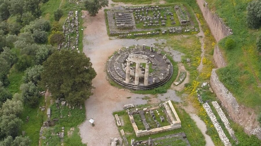 From Athens: Private Delphi and Thermopylae Guided Day Trip - A short stop in Arachova