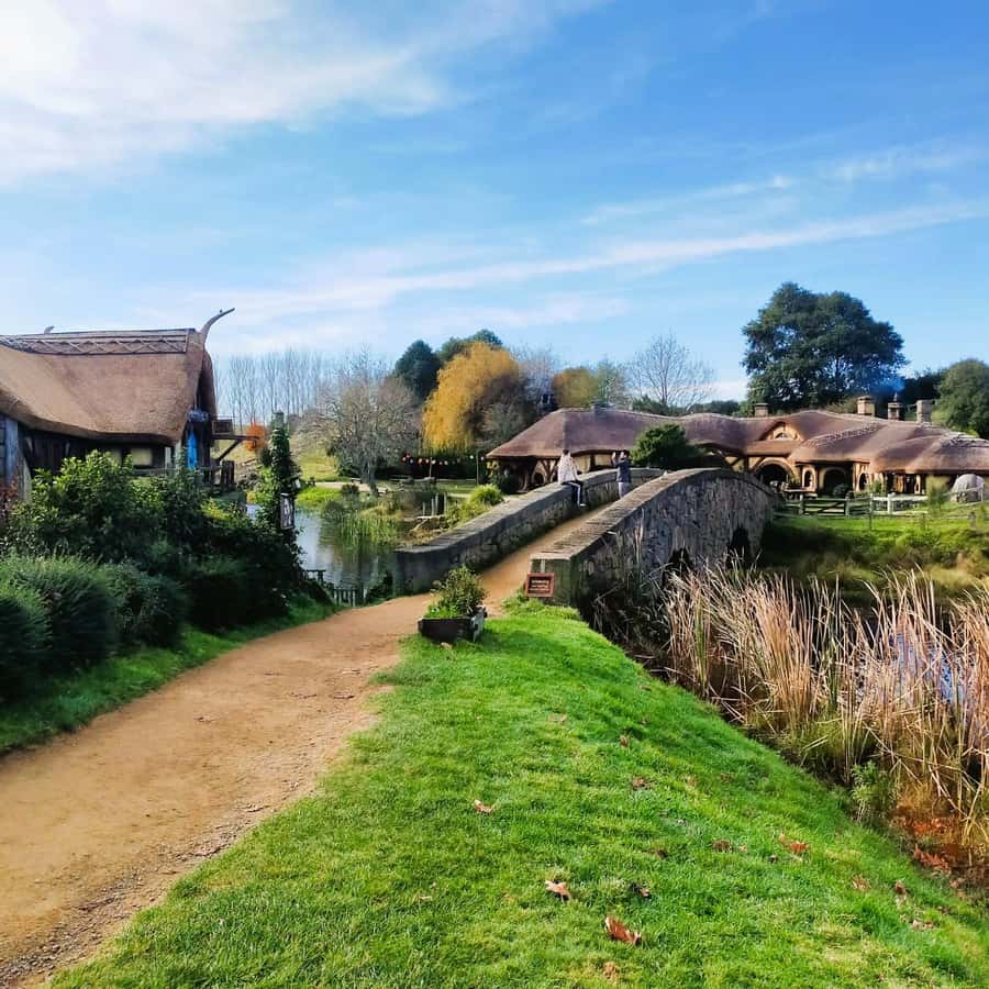 From Auckland: Hobbiton Movie Set Full-Day Trip - The Green Dragon Inn and the best photo stops