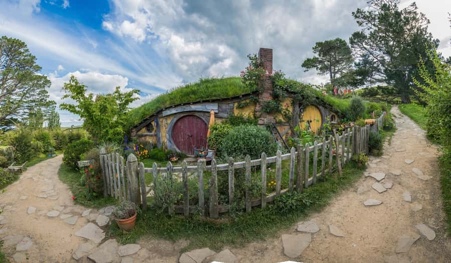 From Auckland: Hobbiton & Waitomo Caves Day Trip with Lunch - Hobbiton, where the film set becomes a real place