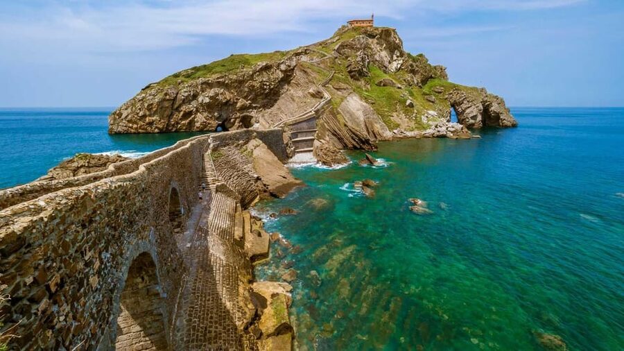 From Bilbao: Gaztelugatxe, Bermeo and Gernika Day Trip - Guides make the difference on a bilingual day