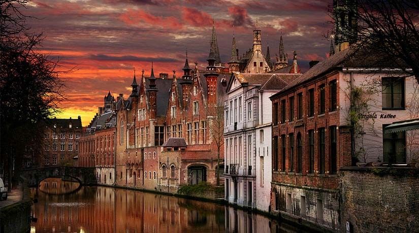 From Brussels: Bruges Day Trip with Boat Tour Option (ES) - The Spanish-language setup