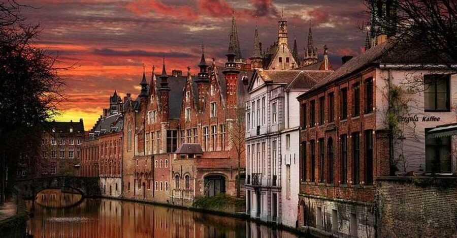 From Brussels: Bruges Day Trip with Boat Tour Option (ES) - Walking from Minnewaterpark to Begijnhof
