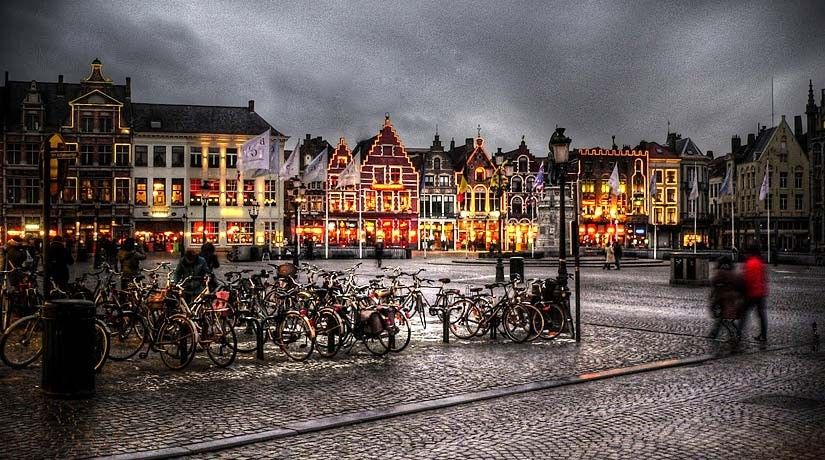 From Brussels: Bruges Day Trip with Boat Tour Option (ES) - Market Square and the Belfry