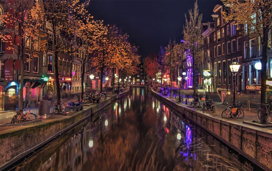 From Brussels: Cheese, Clogs & Windmills Amsterdam Day Trip - The canal cruise: a smart use of limited time