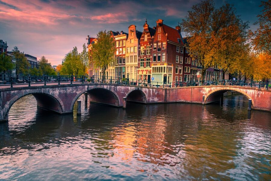 From Brussels: Day Trip to Amsterdam with Canal Boat Cruise - Should you book it?