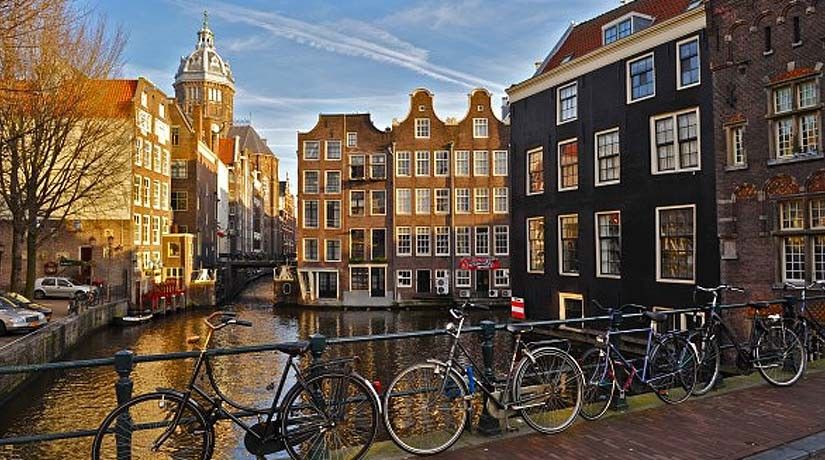 From Brussels: Day Trip to Amsterdam with Canal Boat Cruise - Amsterdam begins with a one-hour canal cruise