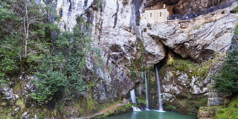From Cangas de Onis: Covadonga Lakes Guided Day Trip - Entrelagos viewpoint and the two mountain lakes