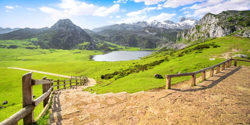 From Cangas de Onis: Covadonga Lakes Guided Day Trip - Two hours to eat, shop, and taste Asturias in Cangas de Onís