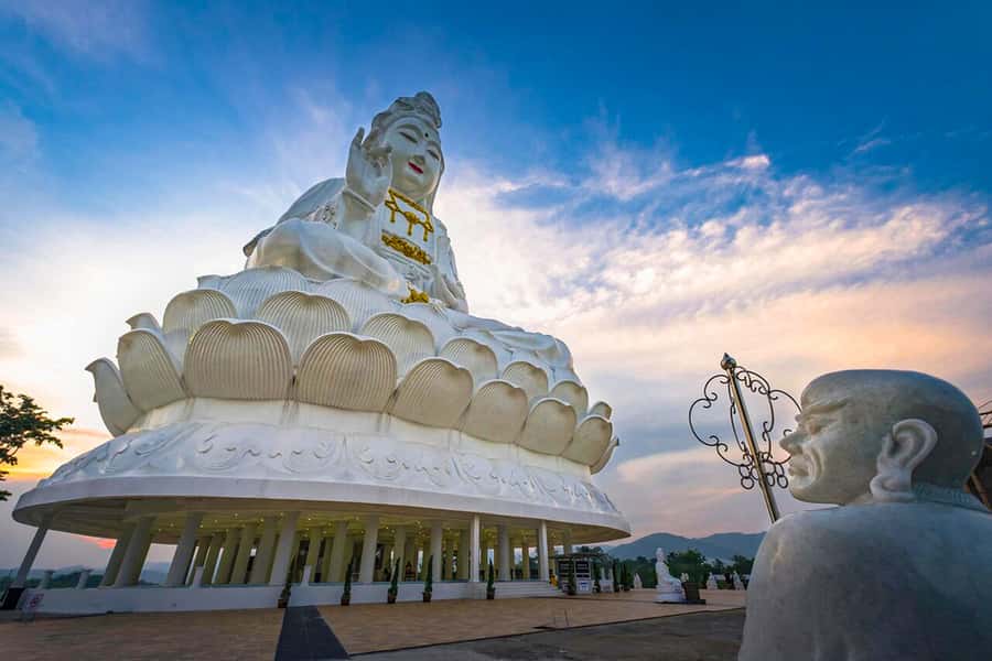 From Chiang Mai: Chiang Rai Guided Day Trip - The early start at Wat Phra Singh