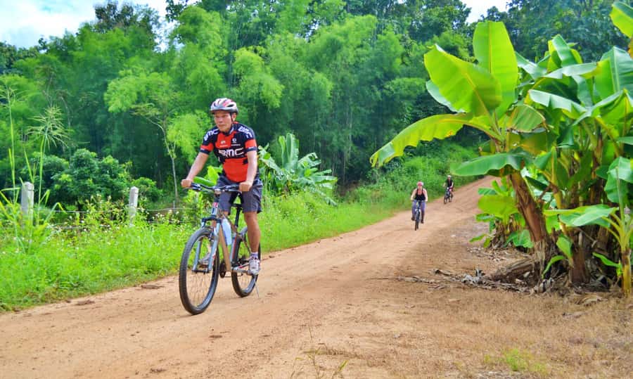 From Chiang Mai: Mae Taeng Valley Hike & Bike Day Trip - Wat Ban Den adds a final cultural stop
