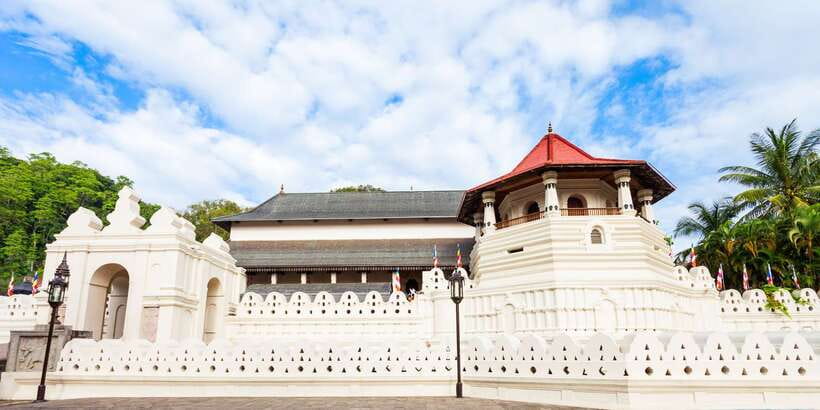 From Colombo: Kandy Full-Day Trip - Lunch, local food, and the gem stop