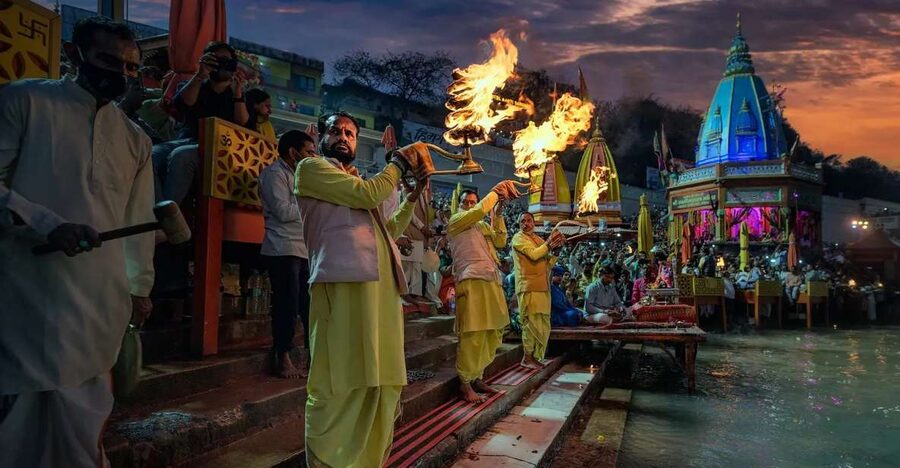 From Delhi: Rishikesh and Haridwar Day Trip - Rishikesh begins with bridges and river views