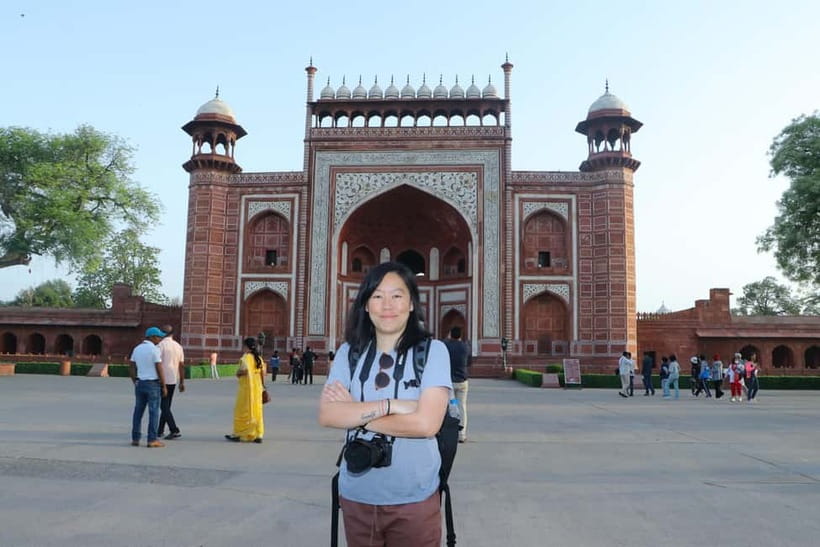 From Delhi: Taj Mahal & Agra Day Tour with Fatehpur Sikri - Guides who add practical help